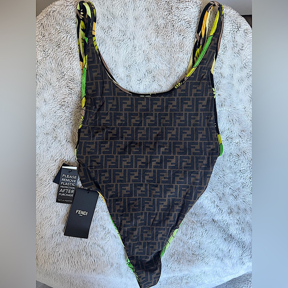 FENDI- Floral Print (One-Piece) with Zucca FF Logo
New
Size: L | US 10 | IT46
